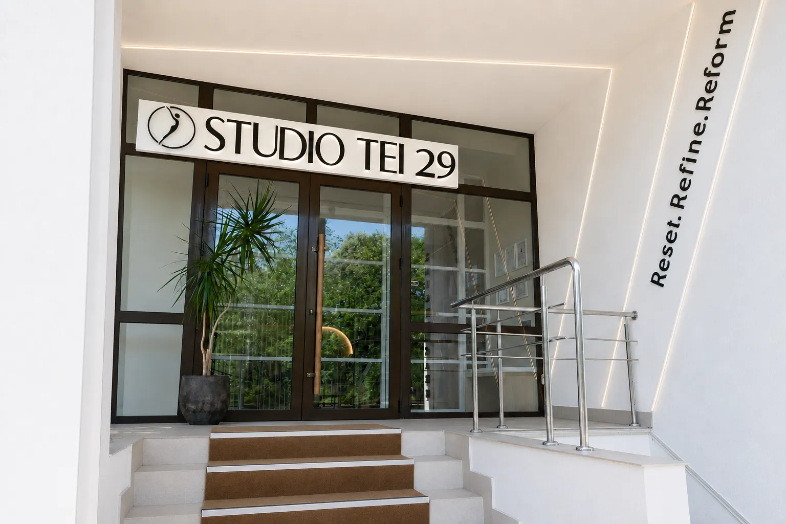 Intrarea Studio Tei 29 pe Bulevardul Lacul Tei, București