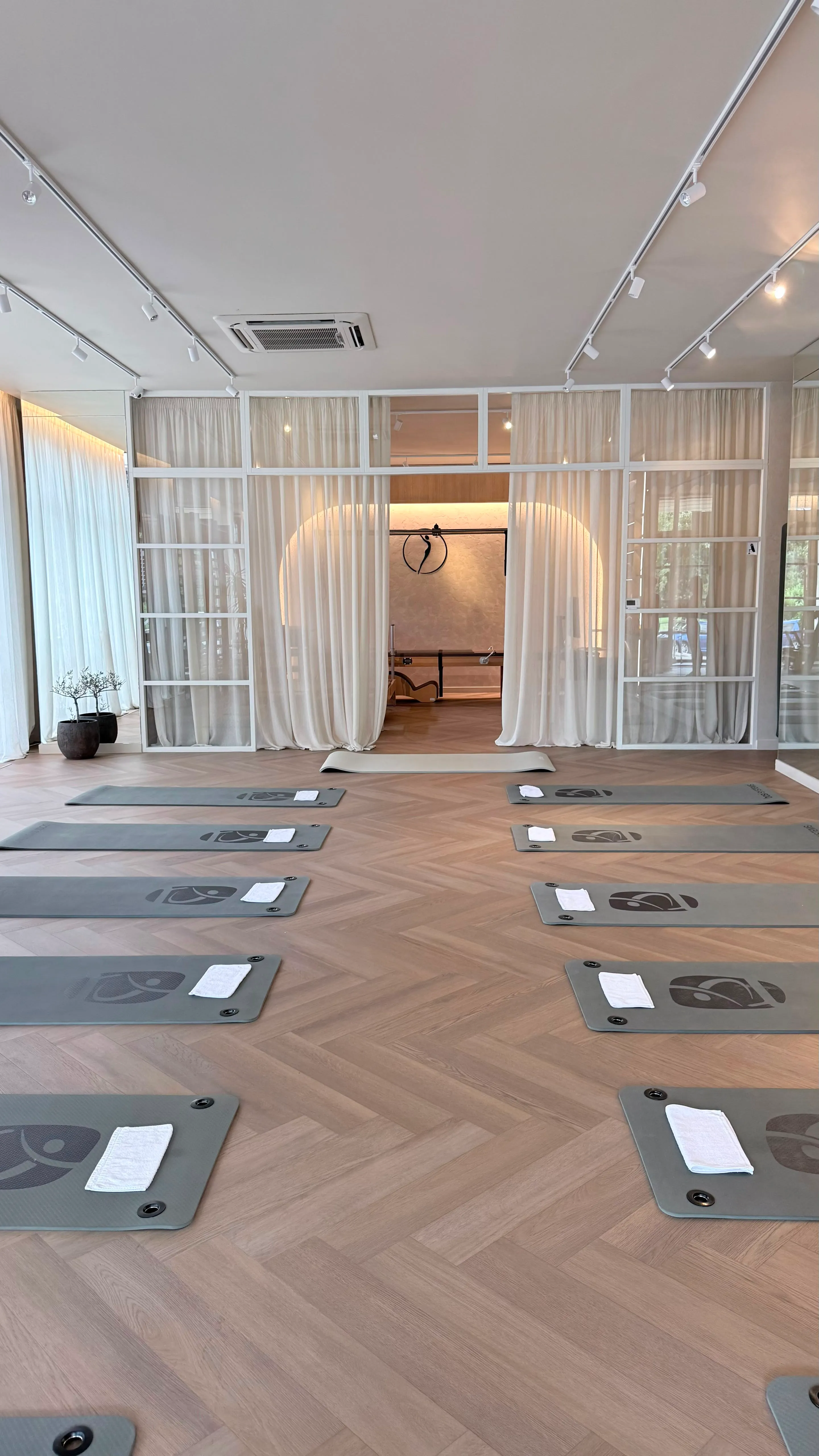 Sală de Pilates Mat cu saltele pregătite pentru ședință la Studio Tei 29