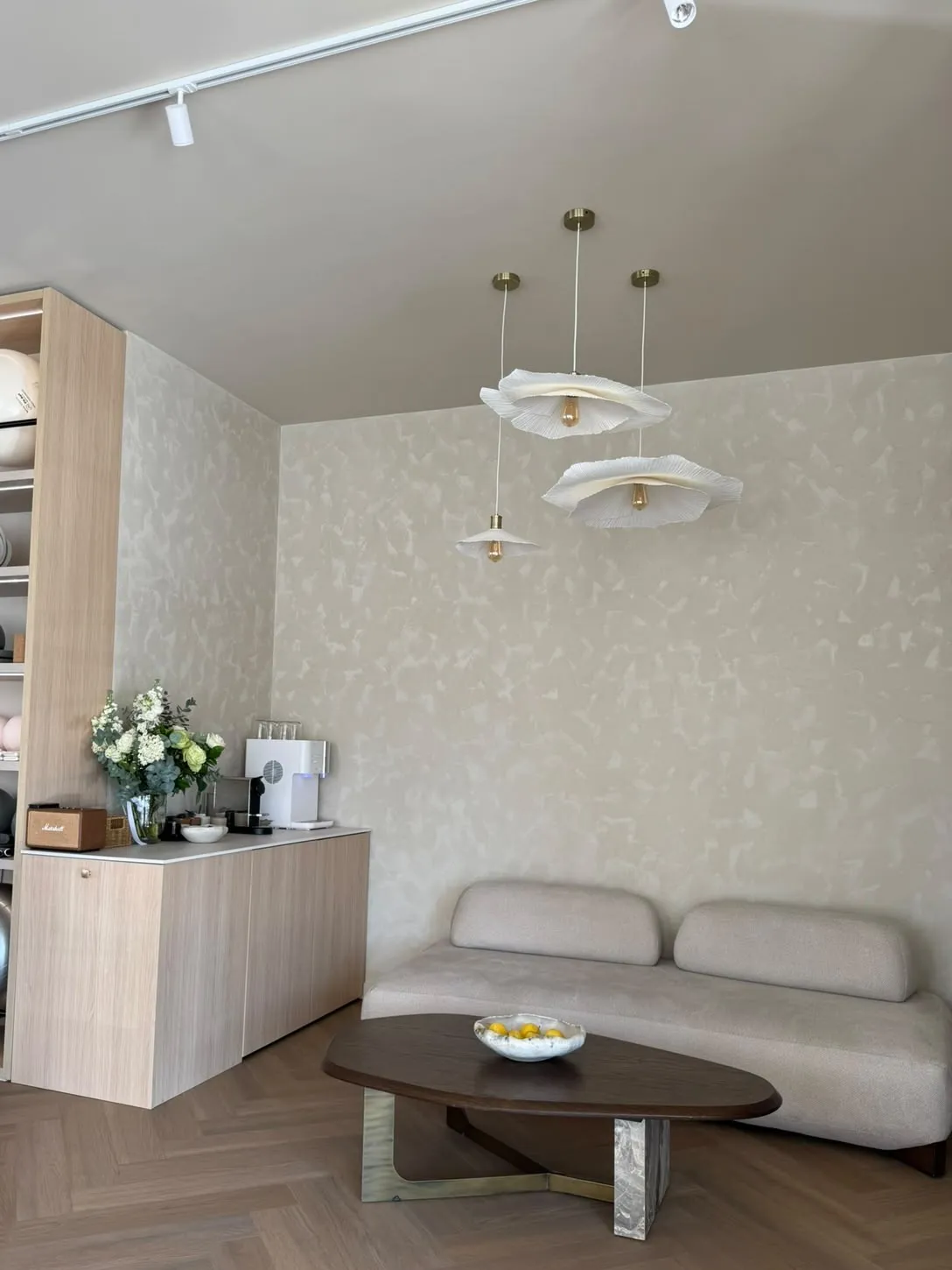 Zona de relaxare Studio Tei 29, un ceai și un moment de liniște înainte de ședință
