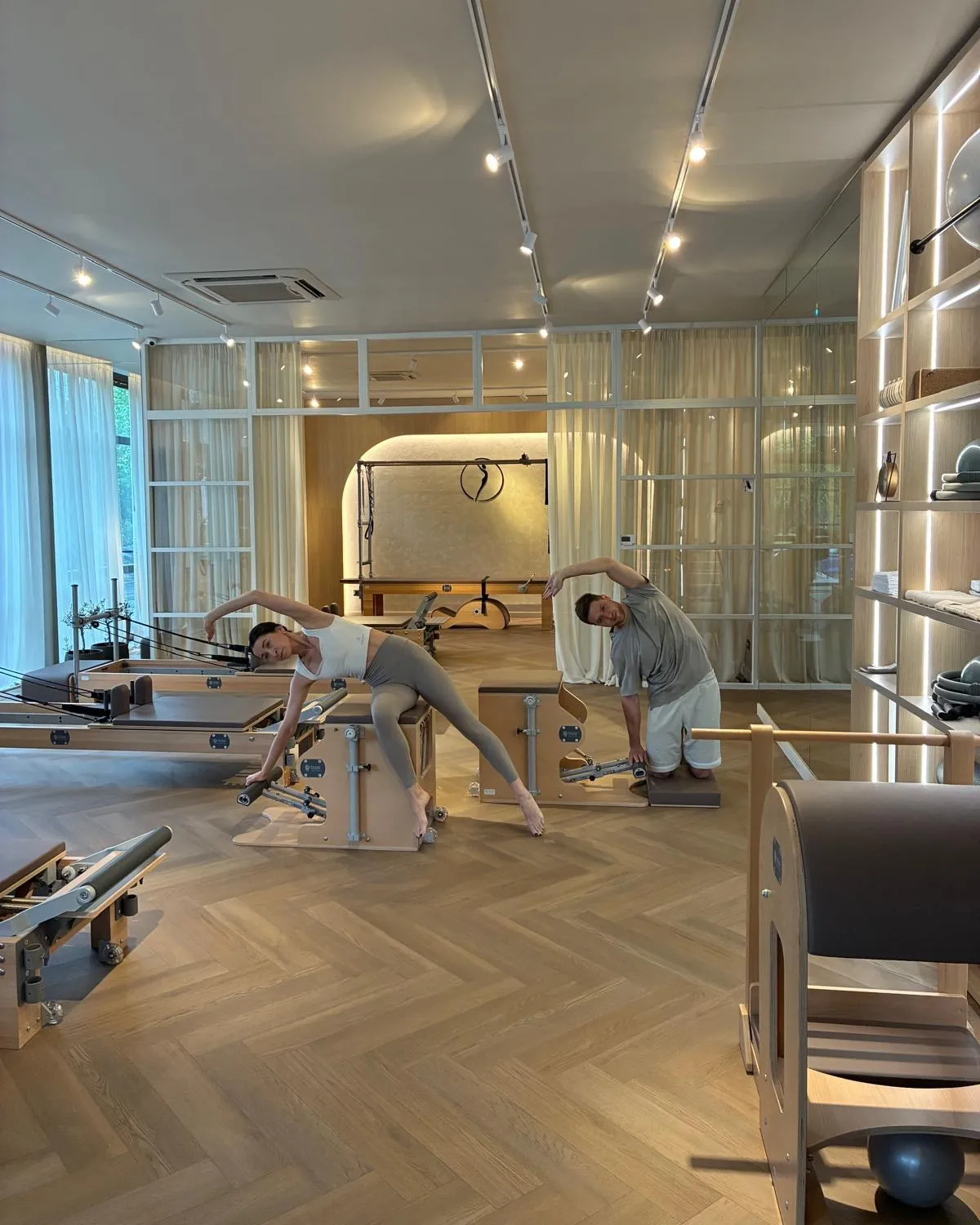 Doi practicanți într-o ședință semi-privată de Pilates la Studio Tei 29