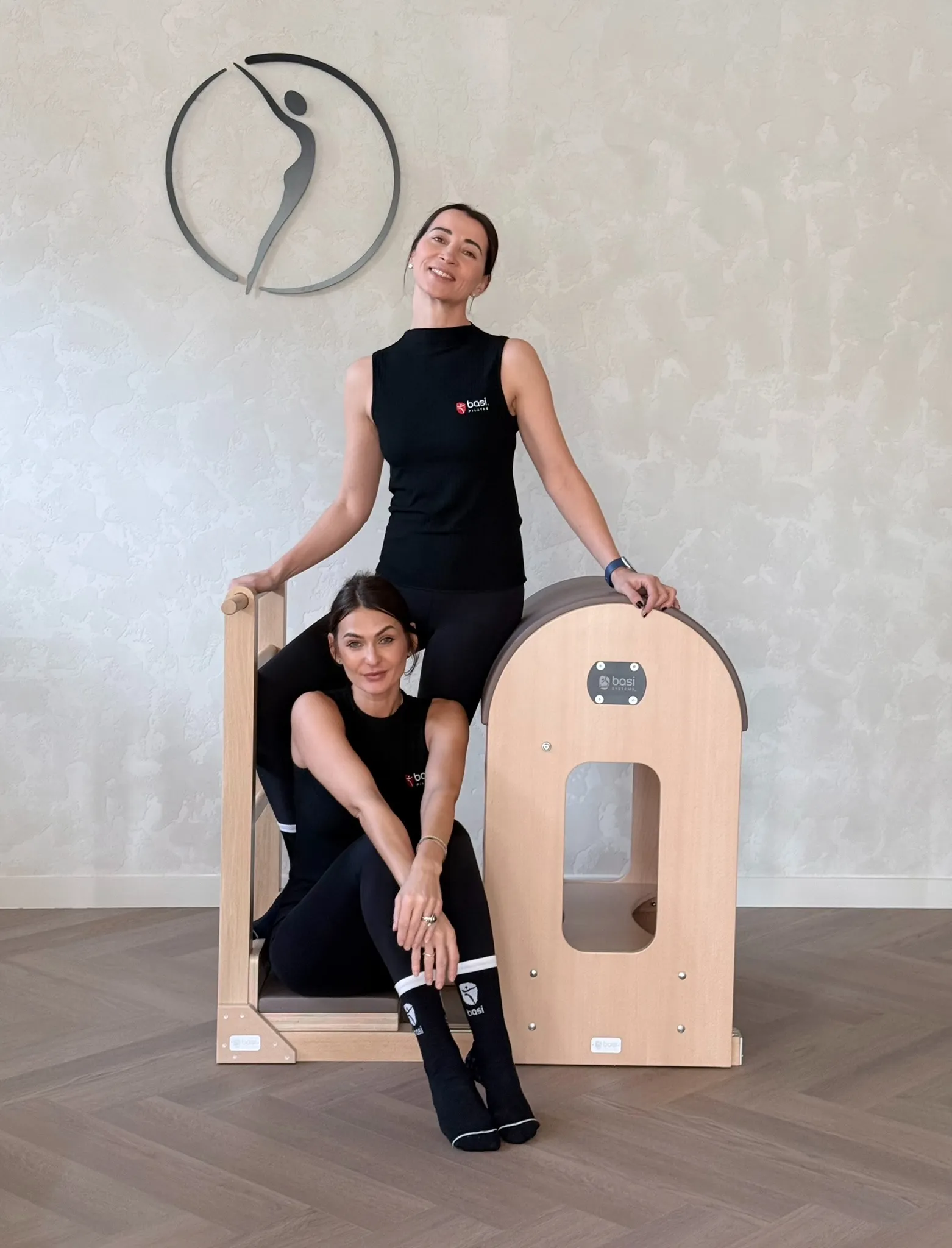 Echipa de instructori Studio Tei 29, alături de echipamente de Pilates